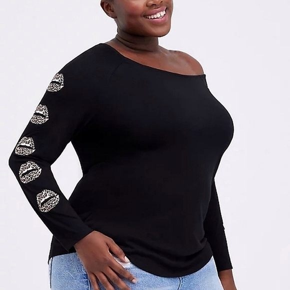 4X - Torrid | OFF-SHOULDER TEE - HERITAGE SLUB LEOPARD LIPS BLACK - Picture 1 of 4